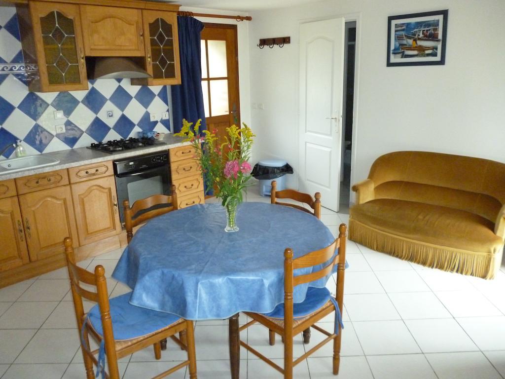 Les Gites De Kerroyal Garlan Habitación foto